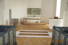 Gelænder, knæfald, alter m.v. i kirke